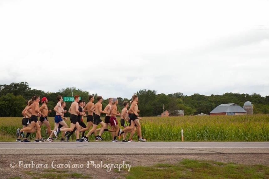 I was in the middle of a family shoot, I heard a noise behind me. I turned around saw these boys running quietly though the fields. You never know what’s going to happen when you’re in a remote place. So funny. You know I had to take a shot. #trackandfield #training #surprisevisit #familyportraitphotographer #familyportrait #melrosemn #cornfield #southshorephotographer #destinationphoto