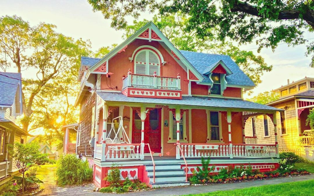 #homeiswheretheheartis #gingerbreadhouse #oakbluffs #photographer #sunset #summer2021